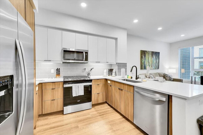 593 Camino de la Reina unit ID1343824P, San Diego, CA 92108 - photo 4