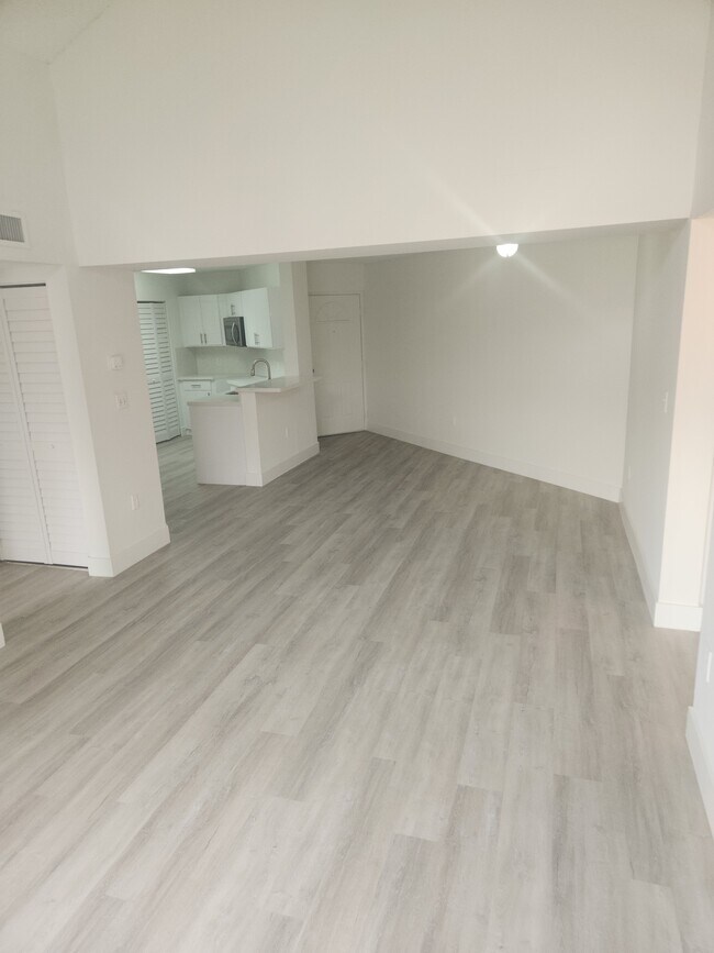 6292 NW 186th St unit 303, Hialeah, FL 33015 - photo 5