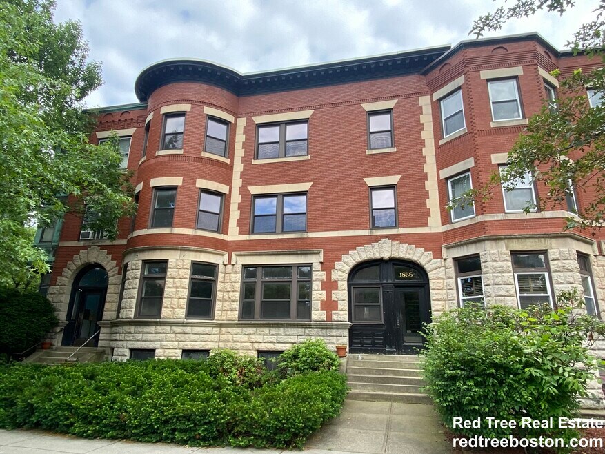 1855 Beacon St unit 3-bed 1-bathU3 Brook, Brookline, MA 02445 - photo 1