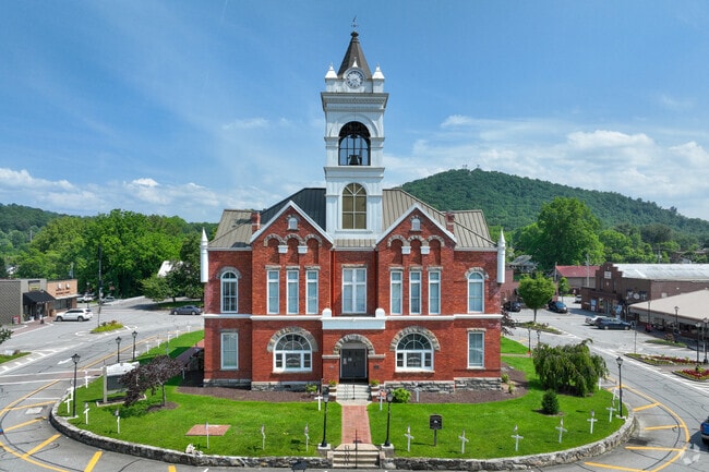 The Union County Historic Courthouse, built in 1899, is located in the town square of Blairsville.