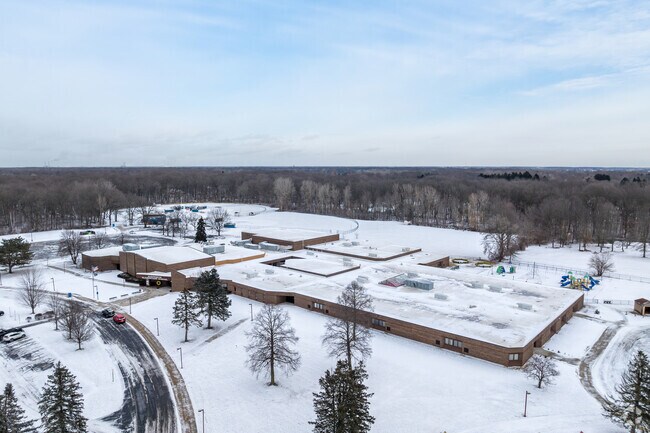 Algonquin Elementary School, Campus Overview.