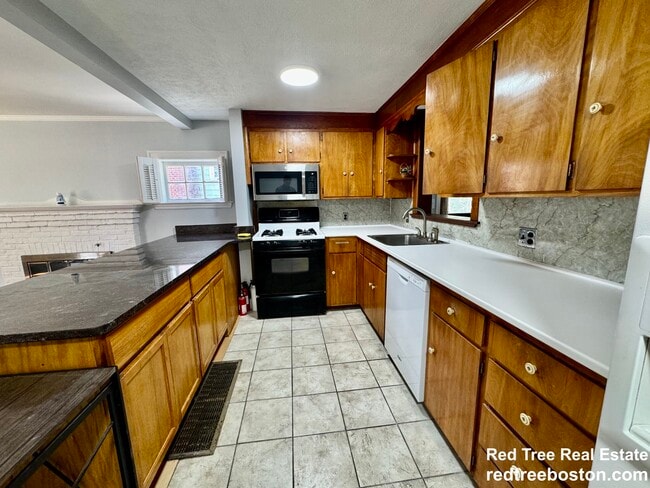 137 Virginia Rd, Waltham, MA 02453 - photo 4