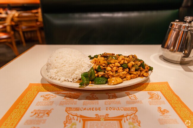 Terramere residents enjoy classic Chinese cuisine and friendly service at Yen Yen in nearby Buffalo Grove.