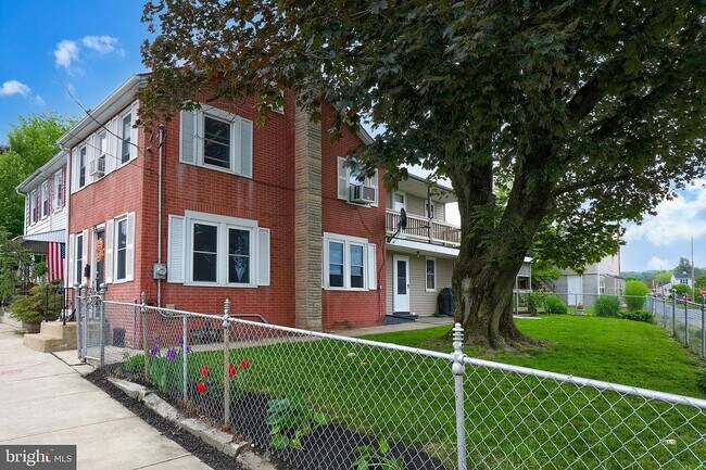 1102 Lancaster Ave unit Front, Columbia, PA 17512 - photo 4