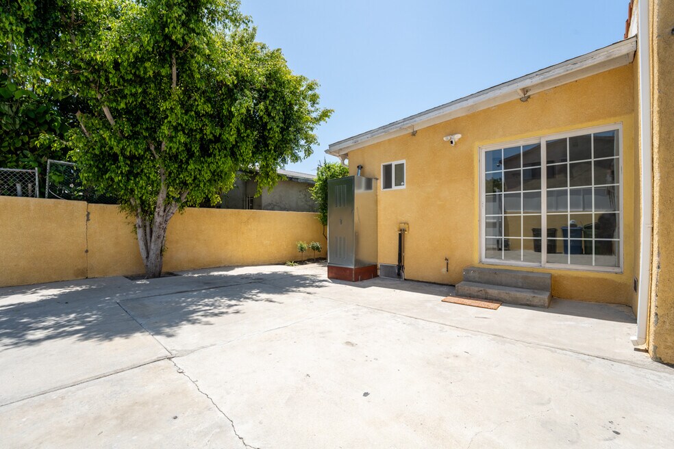 2218 S Redondo Blvd unit B, Los Angeles, CA 90016 - photo 1