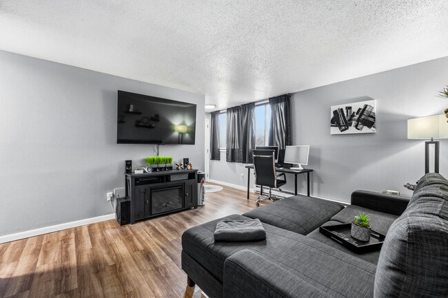 810 Benton Dr, Iowa City, IA 52246 - photo 5