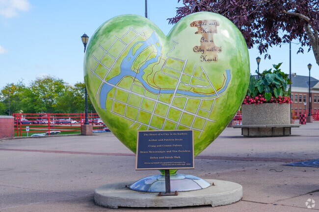 Hand painted murals can be found throughout Beardsley.