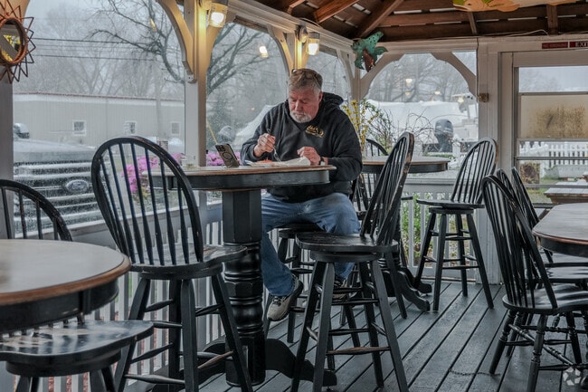 Edd's Place is an excellent alternative to eating close to the river in Westbrook, CT.