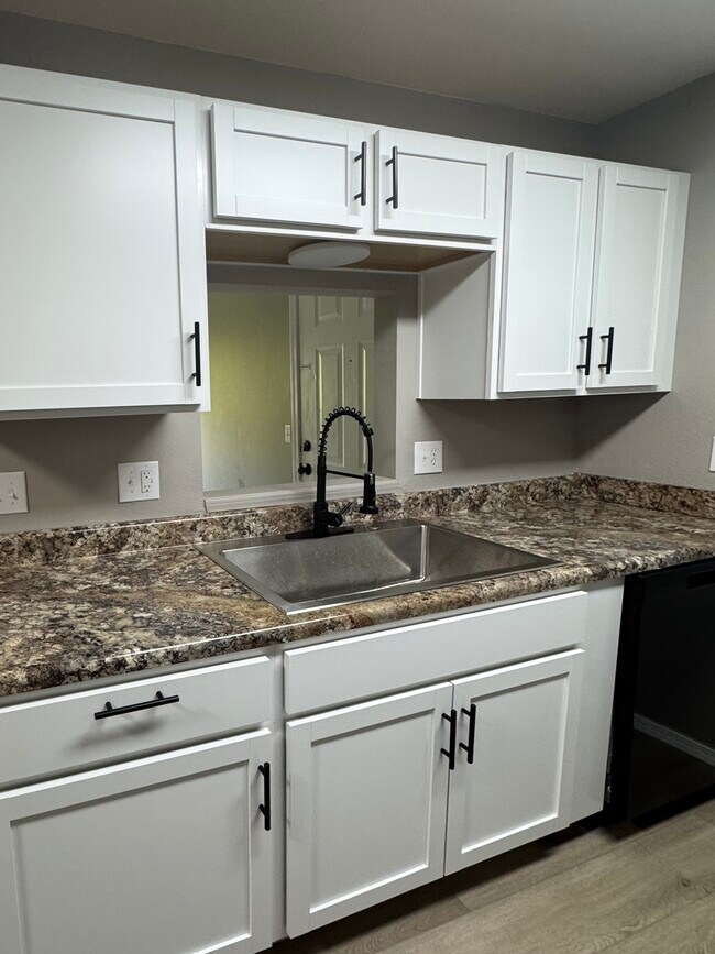2011 W Bingham St, Ozark, MO 65721