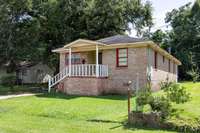 Roots run deep in Summerville near Mobile.