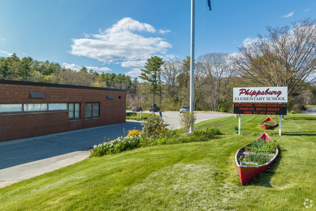 Photo of the Phippsburg Elementary School in Phippsburg, Maine.