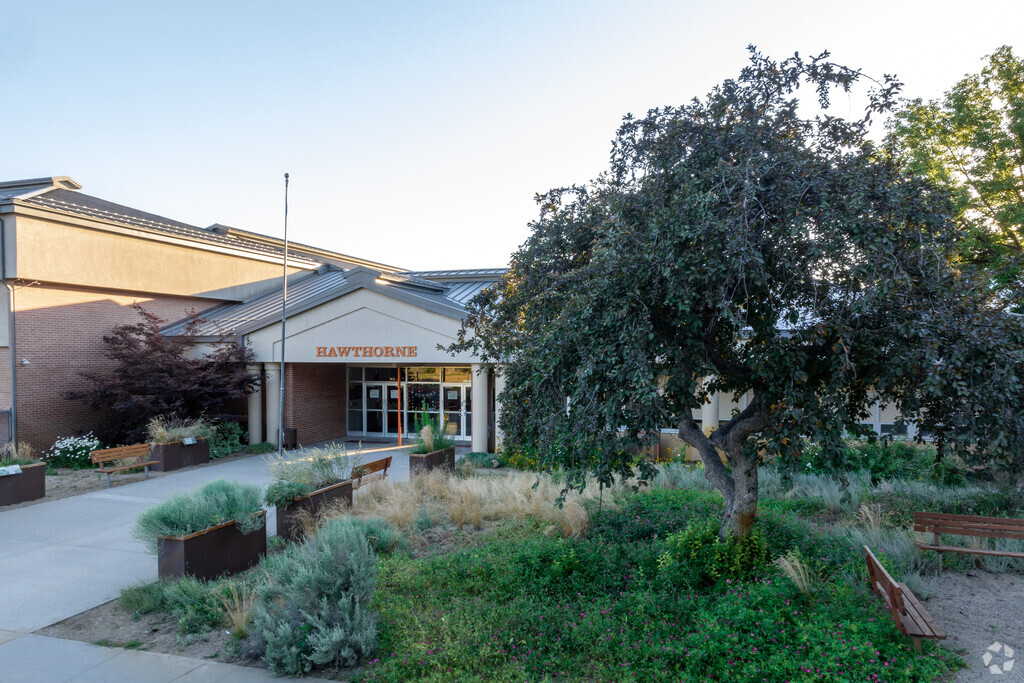 Hawthorne Elementary serves the students of Vista.