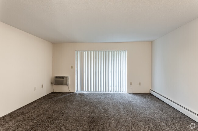 1 BD, 1 BA - (700sqft) - Living Room