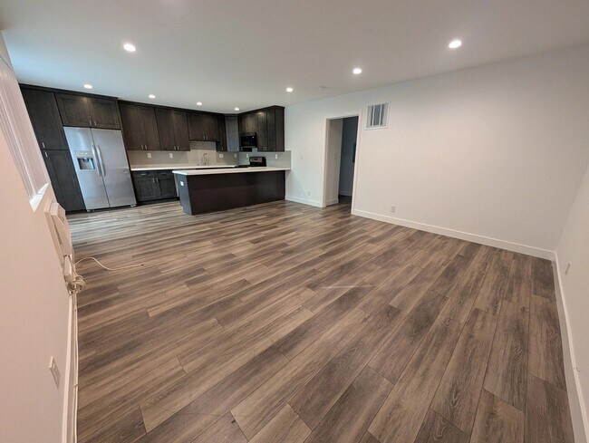 739 N Sweetzer Ave unit 4, West Hollywood, CA 90069 - photo 2