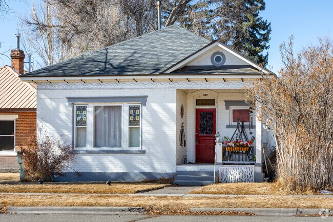 Old traditional single-story houses are common near downtown Alamosa.