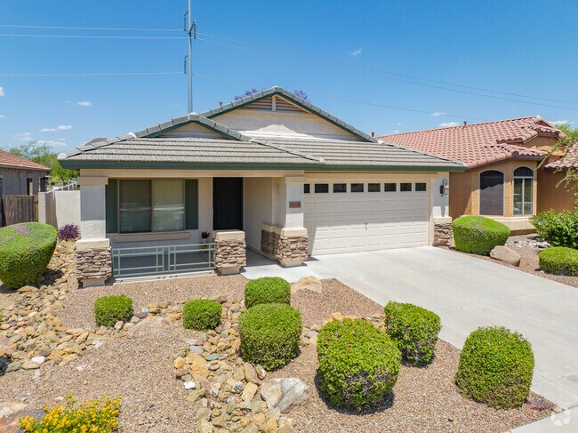 Some houses in Mountaingate feature covered porches in the front yard.