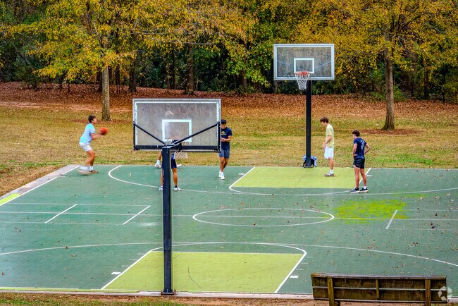 Winnona Park Historic District's namesake park features basketball courts.