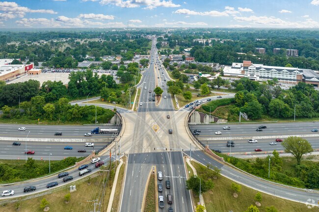 With Reisterstown Road, Pikesville easily links to nearby communities.