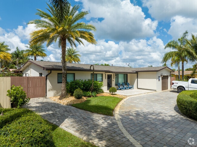 Pembroke Lakes has ranch-style single-family homes with cobblestone driveways.