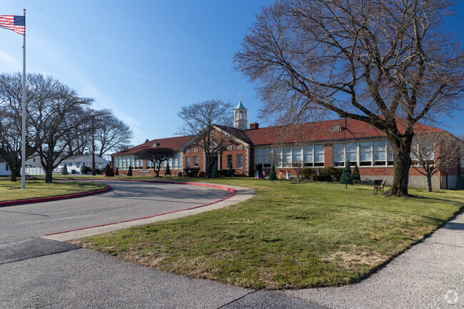 St Mary's School is conveniently
located in the Knightsville neighborhood in Cranston.