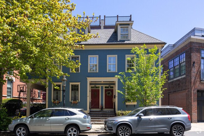 Townhomes are a common sight in the beautiful neighborhood of Thompson Square-Bunker Hill.