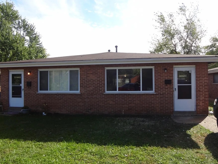 10728 Tropic Dr, Saint Ann, MO 63074 - photo 1