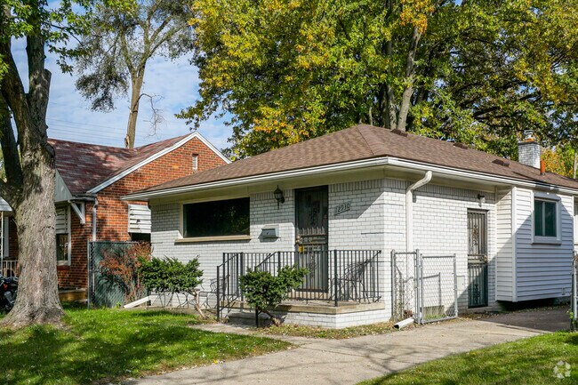 Though not as common as bungalows, a few ranch homes can be found in Castle Rouge.