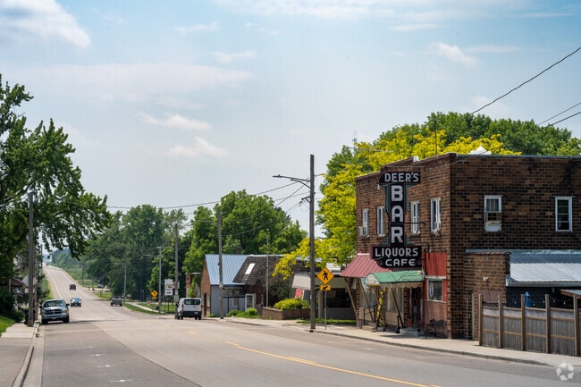 Deer's Bar is the only restaurant in Deer Park, which is the largest town within the Cylon boundaries.