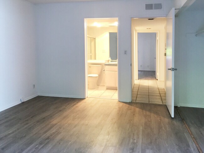 4627 Finley Ave unit 303, Los Angeles, CA 90027 - photo 5