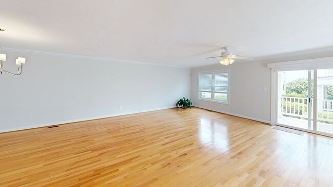 410 Pinewell Dr, Norfolk, VA 23503 - photo 2