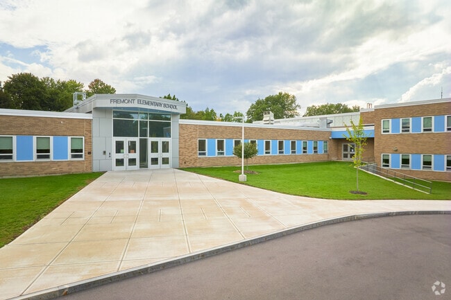 Fremont Elementary School wider view of entrance.