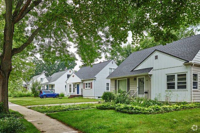 Though most Bungalows in Arborview have vinyl or wood siding, some still have original aluminum.