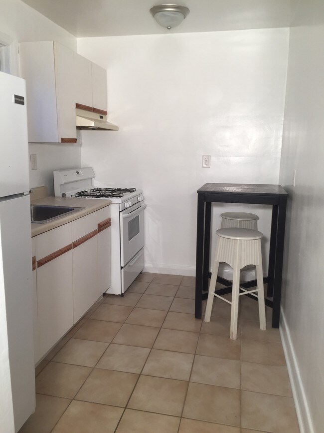 2813 Clearview Ave unit B, Parkville, MD 21234 - photo 2