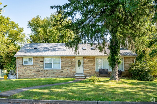 Braeburn Heights is populated with several ranch-style homes.