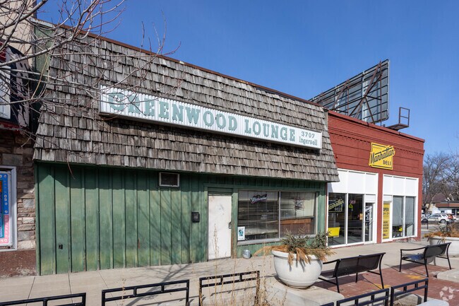 There are several businesses and amenities along Ingersoll Avenue along the neighborhood's northern border