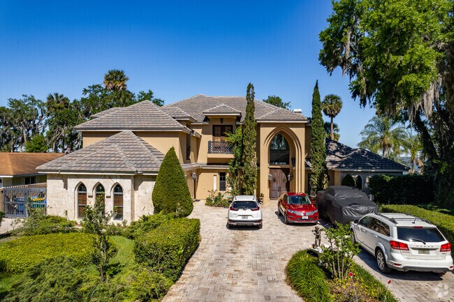 Some of the homes on the waterfront in Tavares have spacious floor plans.
