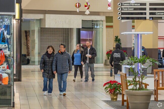 The Federal Way Commons Shopping Mall is only 10 minutes from Buenna.