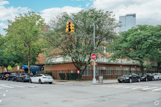 UNM benefits from its partnerships with both NYU and the Henry Street Settlement.