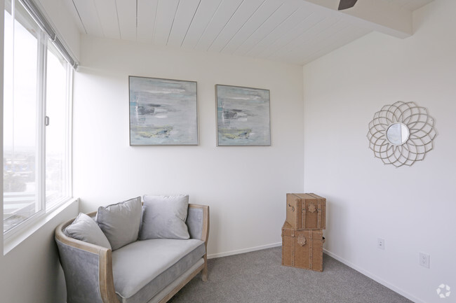 2 BR, 1.5 BA - Penthouse
