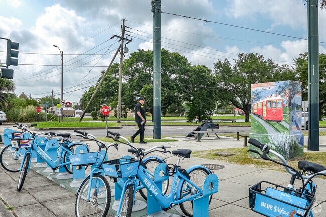 Public electric commuter bikes are available throughout Saint Roch.