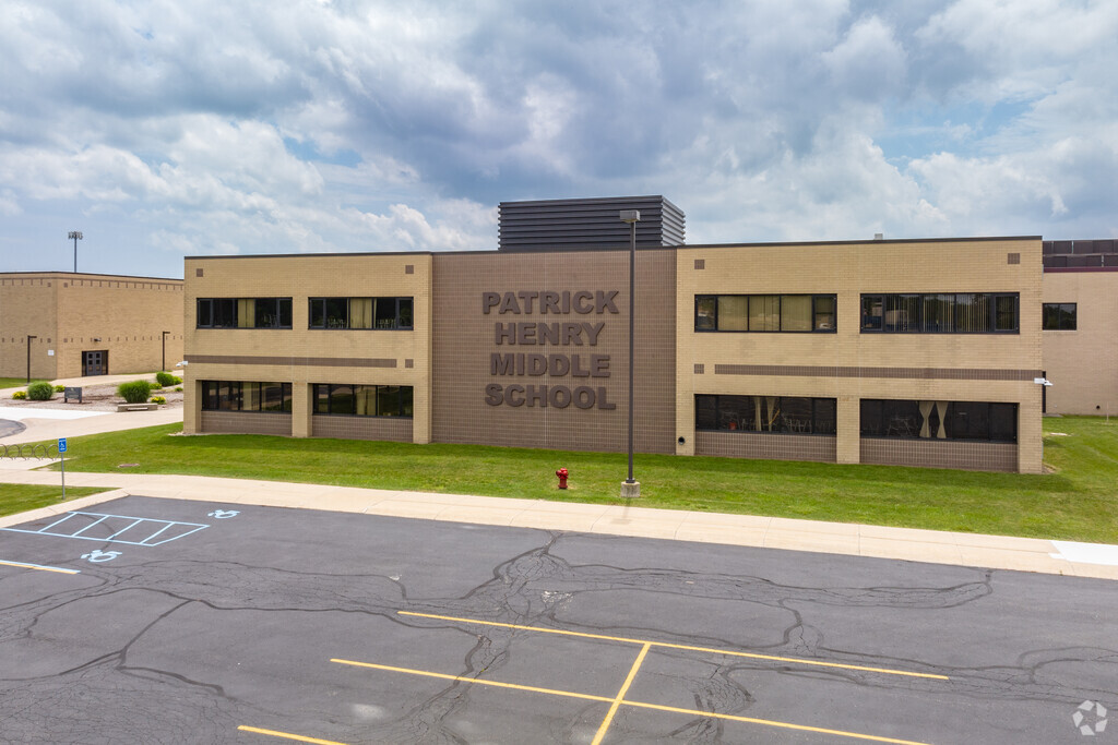 Patrick Henry Middle School's campus building in the city of Trenton.