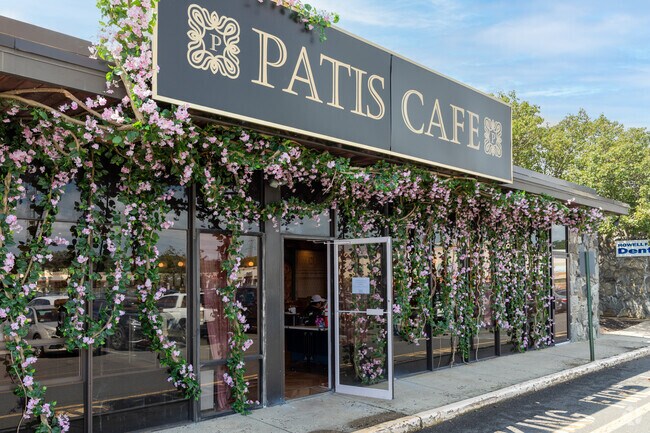 Small, locally owned cafe's are a popular dining option in Lakewood.