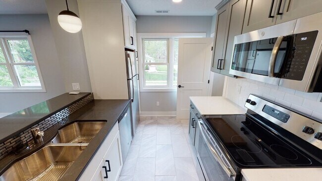 1345 7th St unit B, Des Moines, IA 50314 - photo 4