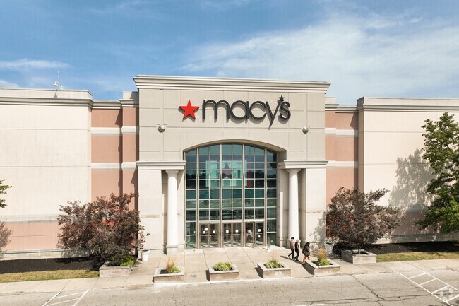 There are several chain retail stores such as Macy's in Olentangy High Bluffs.