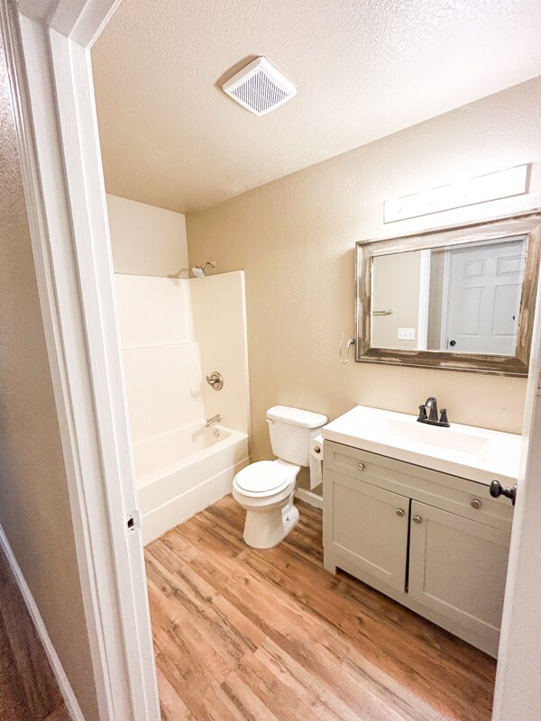 614 W Peach St, Angleton, TX 77515 - photo 6