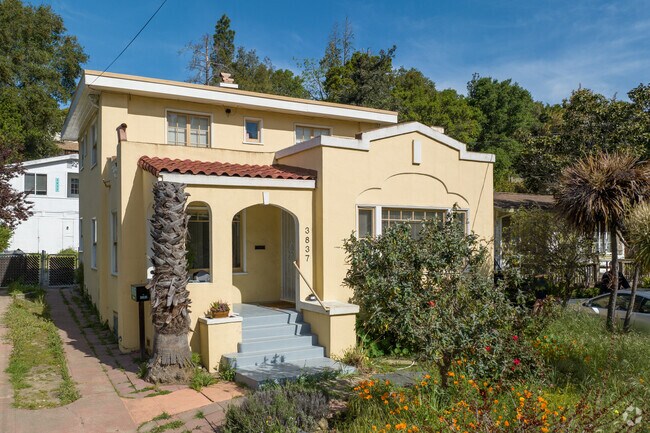 Larger single-family homes make up the majority of the houses in the Dimond District.