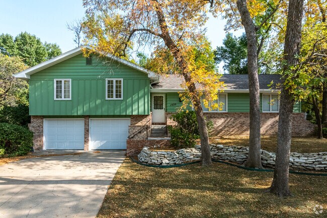 Manhattan is filled with split-level homes with landscaped yards are popular in Blue Hills.