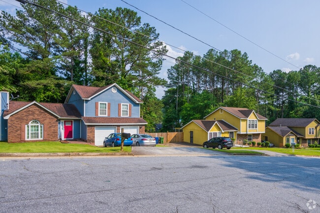 Wilson Mill Meadows features a mix of multi-textured colonials and split-level houses.