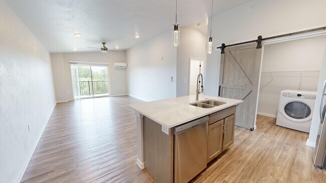 2 Bed/2 Bath Kitchen/Living (1100-50)