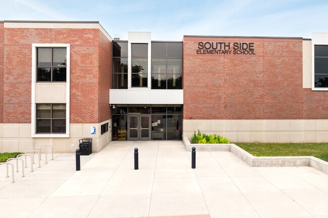 South Side Elementary has a student-teacher ratio of 14 to 1.